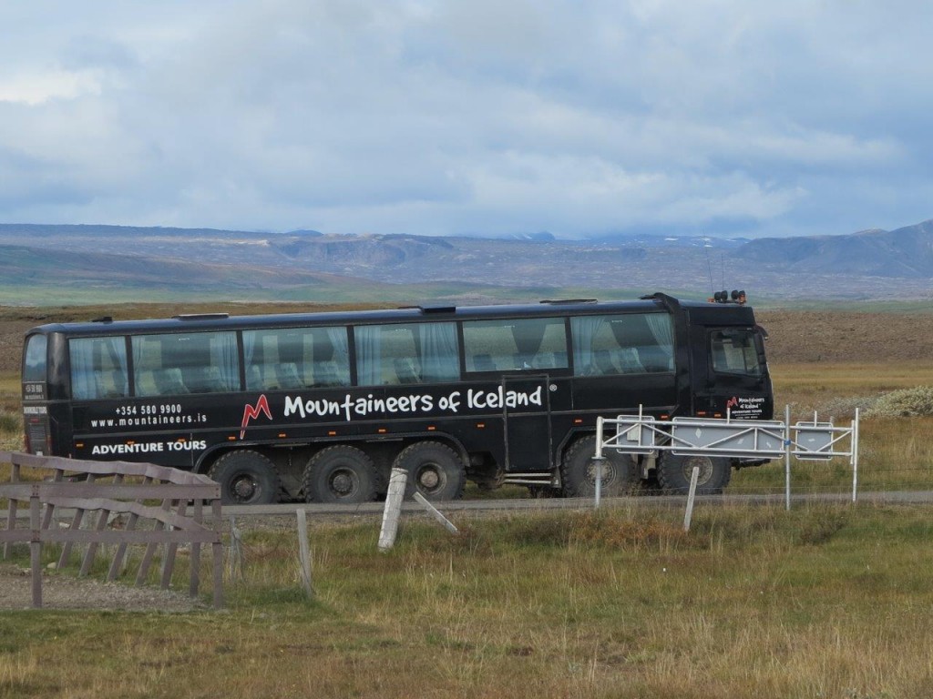 Buss som man kör i inlandet med. Tydligen riktigt dåliga vägar och floder som skall korsas. Inget för vår i30 kände vi...