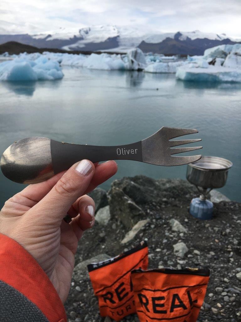 Oliver med sin titanspork han fått i doppresent av morbror Jonas och AK