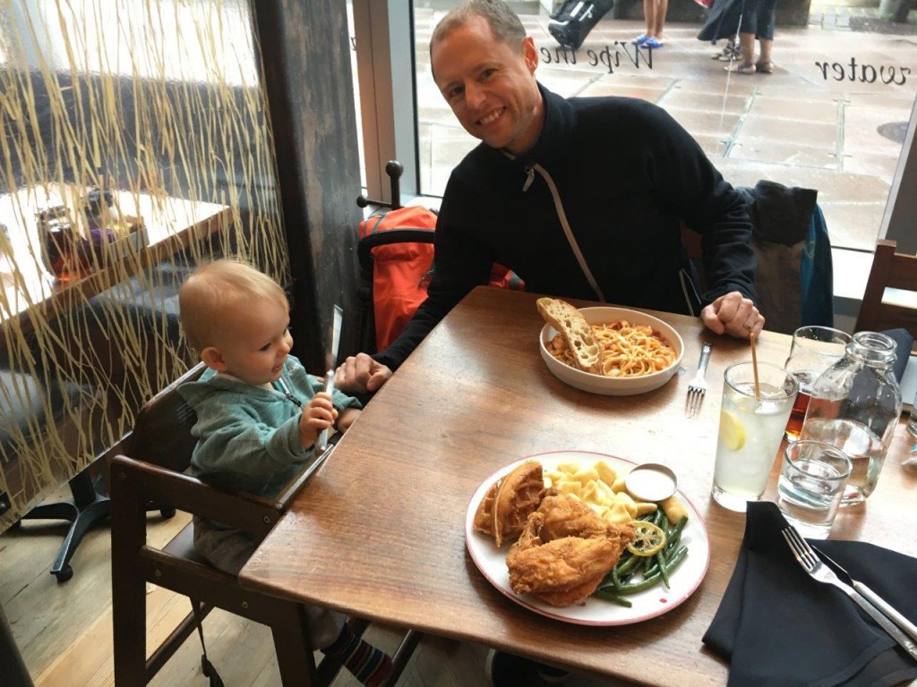 Söndagslunch! Lägg märke till klassikern Chicken & Waffle