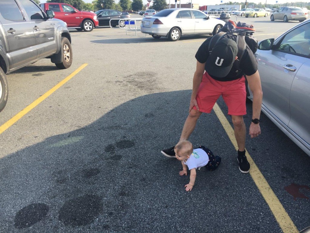 Krypande bebis på Wallmart parkering. Hade varit mer hygieniskt om han gick...